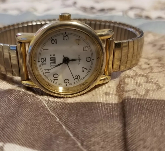 Ladies vintage watchGitano IIII Quarts Female Watch SMALL - Picture 2 of 4